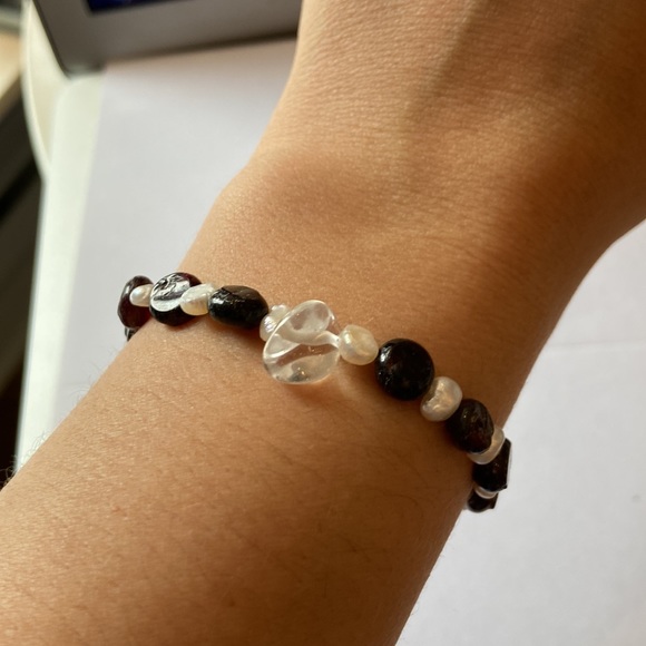 Garnet, Pearl & Clear Quartz Bracelet - Picture 3 of 4